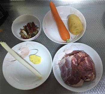 土豆胡萝卜炖牛肉的做法图解1