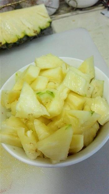 菠萝海鲜焗饭的做法步骤3
