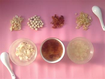 桃胶皂角米清炖莲子百合汤的做法图解1