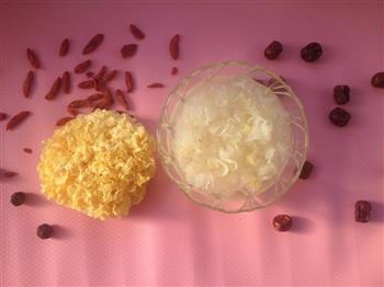 桃胶皂角米清炖莲子百合汤的做法图解2