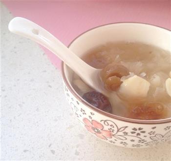 桃胶皂角米清炖莲子百合汤的做法图解5