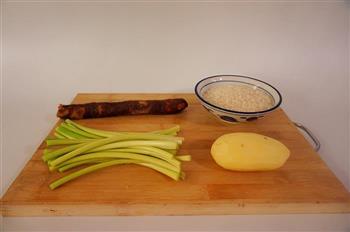 香肠土豆焖饭的做法步骤1