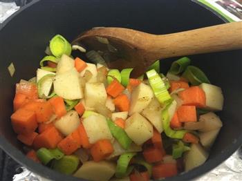 暖心暖胃蔬菜汤的做法图解3