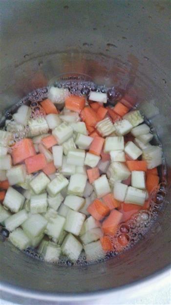 胡萝卜黄瓜汁的做法步骤2