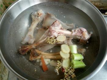 吃剩烤羊腿变身红焖羊肉的做法步骤3