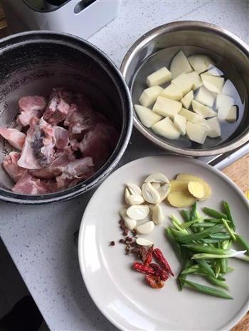 酱烧排骨，炒鸡简单又美味的做法步骤1
