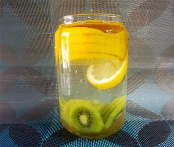 养颜排毒水-柠檬奇异果维他命C水的做法步骤4