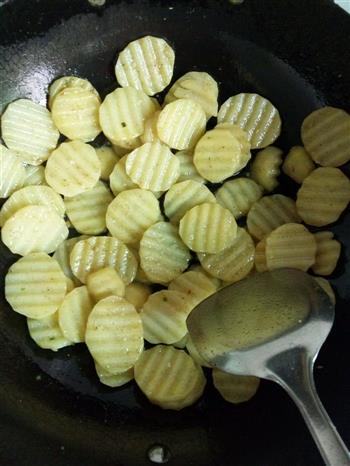 香煎孜然土豆片的做法步骤4