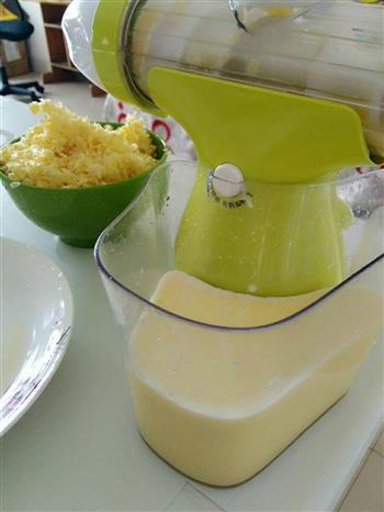 爱心早餐－玉米汁牛奶羹+玉米渣鸡蛋糕的做法步骤1