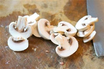 咖喱蘑菇鸡肉咸派的做法图解3