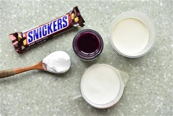 做法超简，奶油超少，味道超美-士力架蓝莓酸奶冰激凌的做法图解1