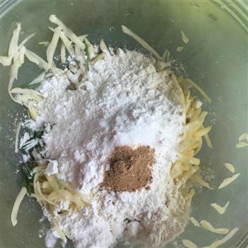 薄香洋芋擦擦的做法步骤4