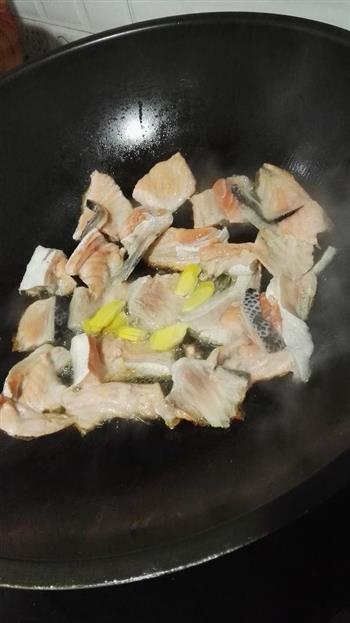 三文鱼头豆腐汤的做法步骤1
