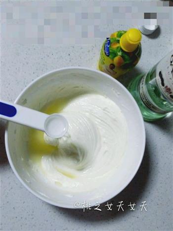酸奶慕斯超级好吃的夏天甜品哦的做法图解7