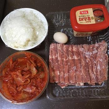 辣白菜肥牛炒饭的做法步骤1