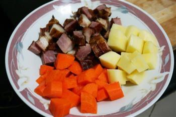 腊肉土豆饭的做法步骤1