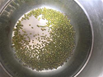 清凉解暑绿豆汤的做法图解2