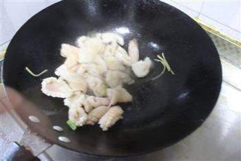 轻松做海鲜—韭菜炒鱿鱼的做法图解5