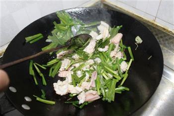 轻松做海鲜—韭菜炒鱿鱼的做法步骤6