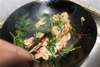 轻松做海鲜—韭菜炒鱿鱼的做法步骤7