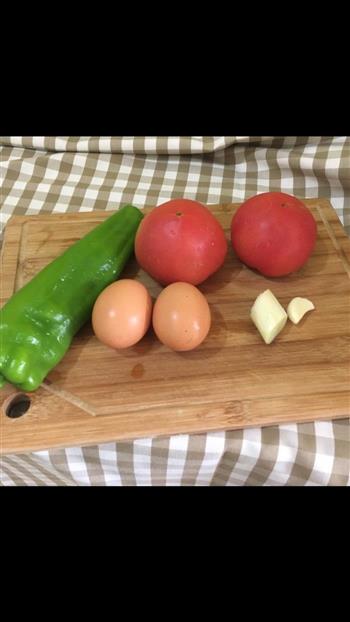 番茄青椒炒蛋的做法步骤1