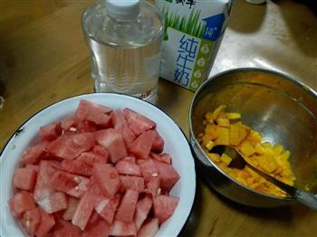 鲜榨西瓜汁和西瓜牛奶芒果双色冰棒的做法步骤1