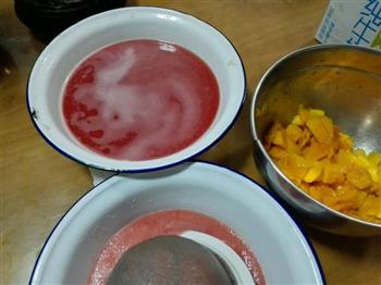 鲜榨西瓜汁和西瓜牛奶芒果双色冰棒的做法步骤3