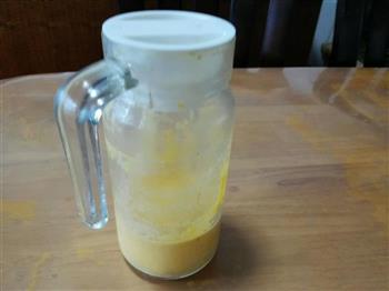 鲜榨西瓜汁和西瓜牛奶芒果双色冰棒的做法步骤5