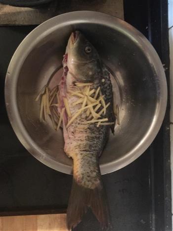 铁锅东北大酱炖鱼的做法步骤1