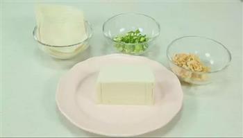 外脆里嫩-豆腐海鲜卷的做法图解1