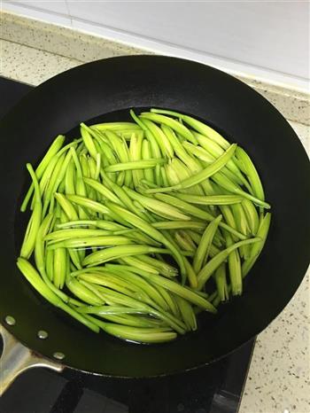 黄花菜炒肉丝的做法步骤1