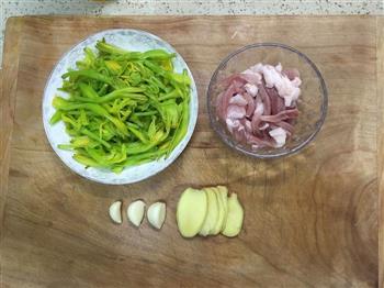 黄花菜炒肉丝的做法步骤2