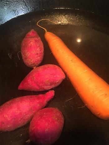 胡萝卜紫薯花卷的做法步骤1