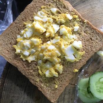 营养简单可作减肥的黄瓜鸡蛋三明治的做法图解4