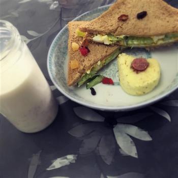 营养简单可作减肥的黄瓜鸡蛋三明治的做法步骤6