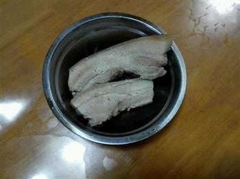 蒜苗香干回锅肉的做法步骤1