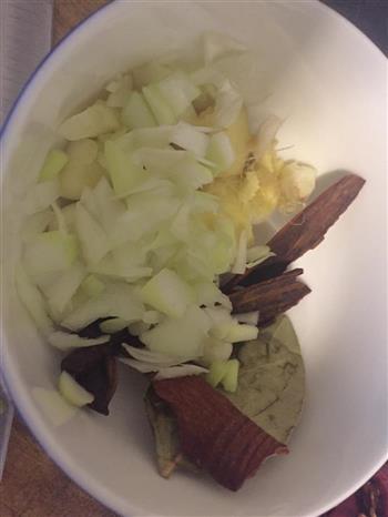 湘式土豆炖牛腩的做法步骤3