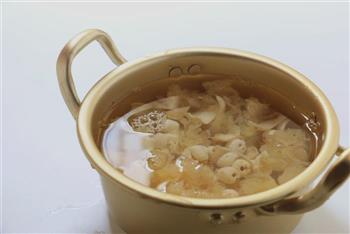 百合银耳莲子汤的做法步骤5