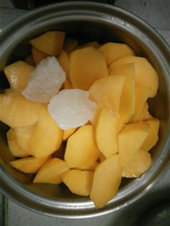 冰糖黄桃的做法步骤2