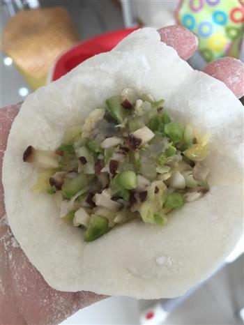 西湖香菇虾肉水饺的做法步骤5