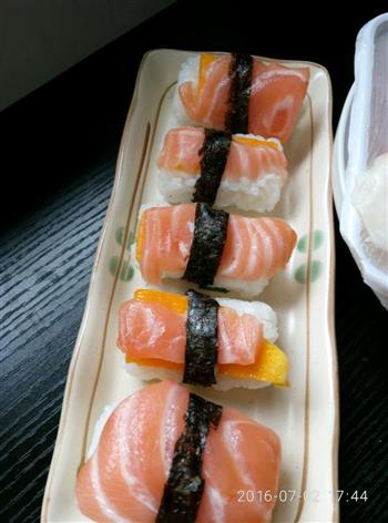 芒果三文鱼寿司的做法步骤6