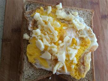 鸡蛋火腿三明治的做法步骤3