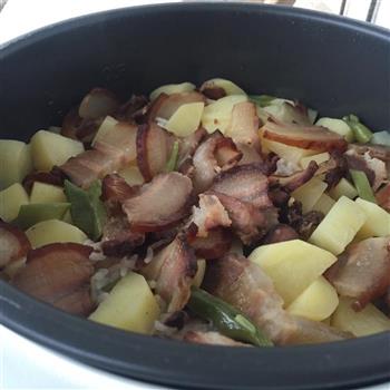土豆腊肉焖饭的做法步骤1