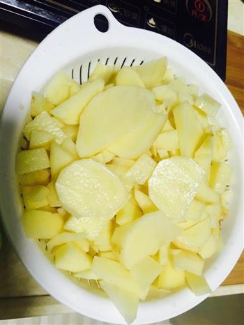 土豆焖鸡翅的做法步骤2