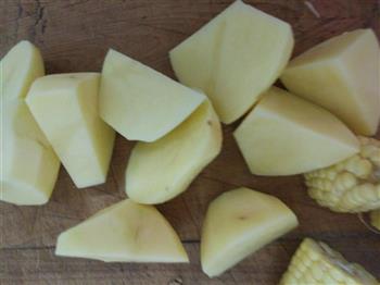 土豆玉米排骨汤的做法步骤2