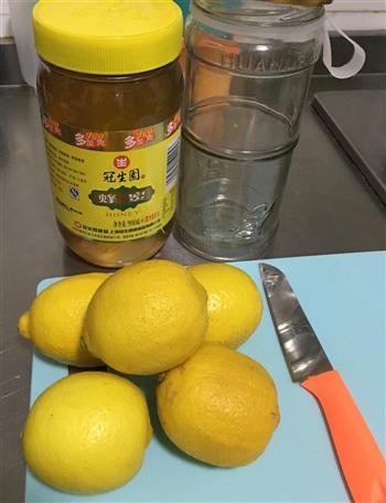 蜂蜜柠檬水-美白又减肥的做法步骤1