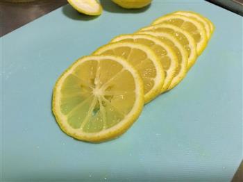 蜂蜜柠檬水-美白又减肥的做法步骤2