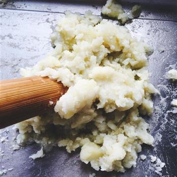 吃你千遍也不厌倦  葱香土豆泥的做法步骤3