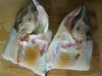 营养与美味并存的奶白色鱼头豆腐汤的做法图解2