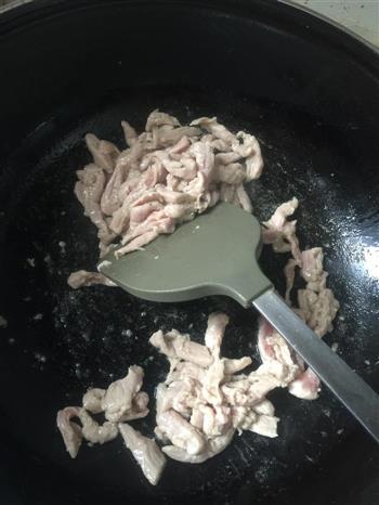 让水面筋不再索然无味-青椒肉丝炒面筋的做法步骤3